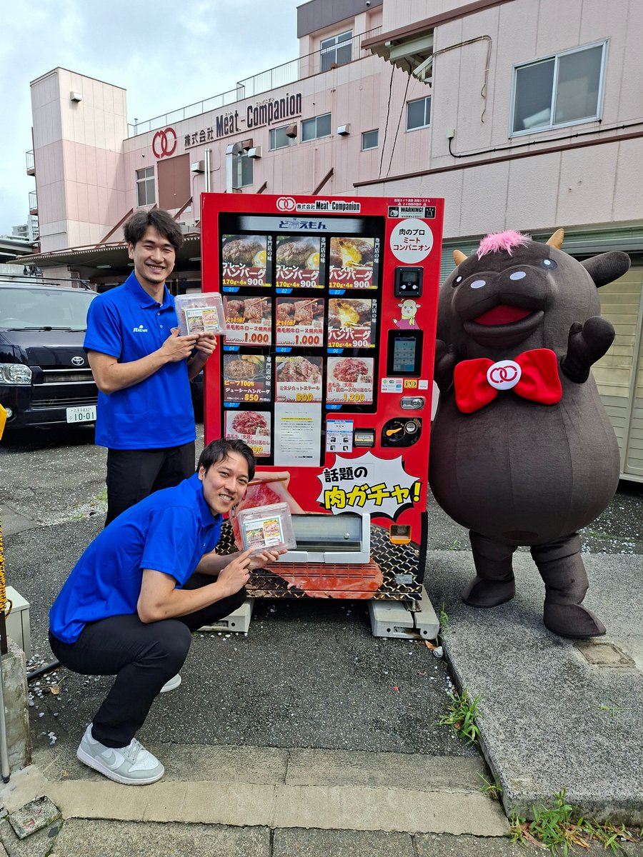 TachikawaDice's tweet photo. 【パートナー訪問】
昨日7/2(木)、
プラチナパートナーである株式会社ミート・コンパニオン様に #町井丈太 選手、#蒔苗勇人 選手が訪問いたしました✨️
https://t.co/EstJOnaodS参入を迎える新シーズンに際したご挨拶をさせていただきました。
また、今シーズンはB3リーグ最後の王者として望むシーズン
優勝トロフィーをお見せするとともに来シーズンのさらなる成長を誓いました🙋

昨シーズンも多大なるご支援をいただきありがとうございました🙇

新シーズンも応援よろしくお願いいたします🔥

ミートコンパニオン本社には #ど冷えもん 自販機も設置しております🍖

また7/4(土)の第74回関東地区大会 ALL KANTO 立川大会でサンサンロードのミートコンパニオンさんのブースにて顔はめパネルが⁉️

👇その他ミートコンパニオンさんの情報はこちら️
@meatcompanion 

#ミートコンパニオン 
#立川ダイス