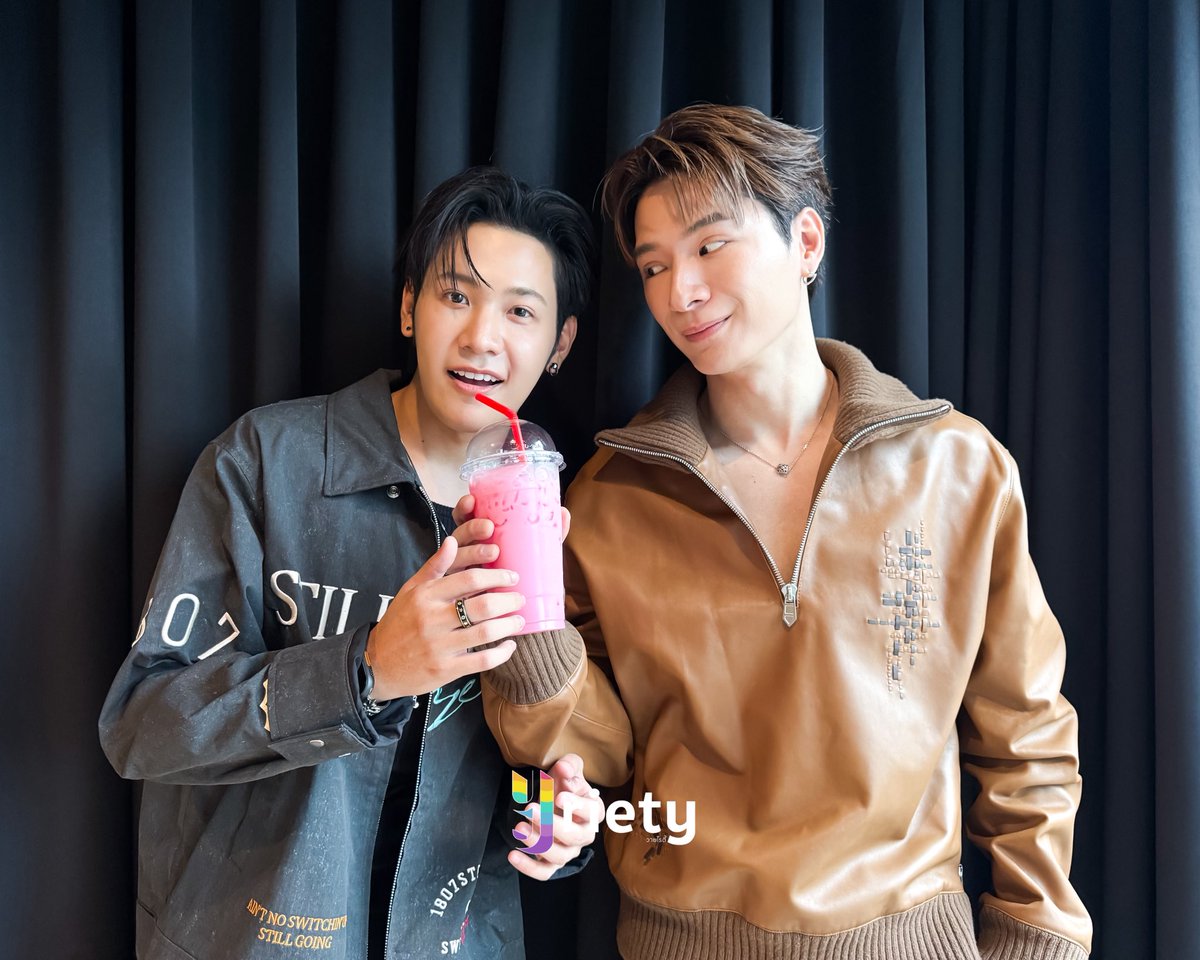 Yriety's tweet photo. นมเย็นหวานมากอ่า 🥛💖🤏🏻😽

#Yriety 
#KristSingto #คริสสิงโต https://t.co/pbJha9tHu3