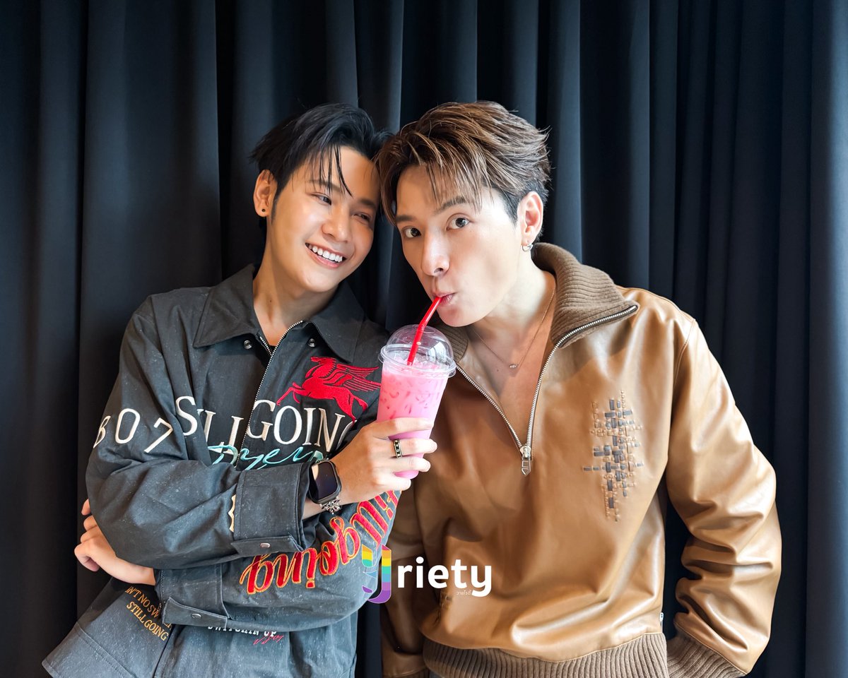 Yriety's tweet photo. นมเย็นหวานมากอ่า 🥛💖🤏🏻😽

#Yriety 
#KristSingto #คริสสิงโต https://t.co/pbJha9tHu3