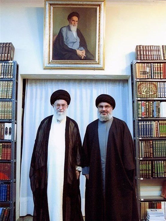 Jaabasii's tweet photo. وداع پایان قصه نیست؛ بعضی نام‌ها بعد از رفتن، تازه در دل‌ها زندگی را آغاز می‌کنند. #باید_برخاست #آقای_شهید_ایران https://t.co/In9tL3NDNl