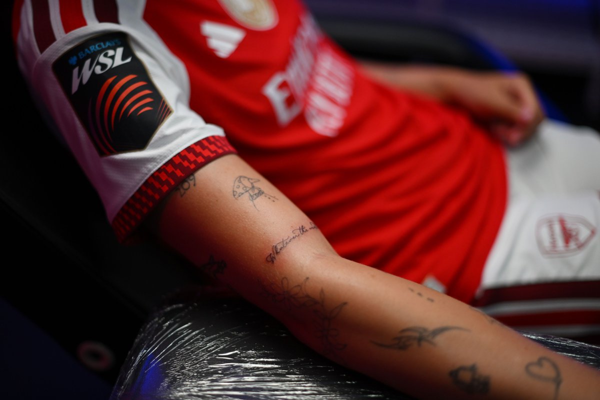 ArsenalWFC's tweet photo. The ink is finally dry 💪

🖋️ Ruby at Fine Line Hearts Club ❤️ https://t.co/v71jdwBzcP