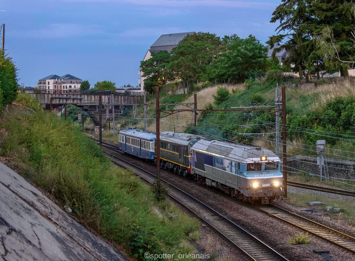 spoterorleanais's tweet photo. La #CC72074 acheminant la #CC65512 et une #X2900 passant par #Orléans pour ensuite repartir le matin direction #bobigny ! Belle compo très originale que nous ne voyons pas aussi souvent que ça ! https://t.co/I4wpCMxAsd