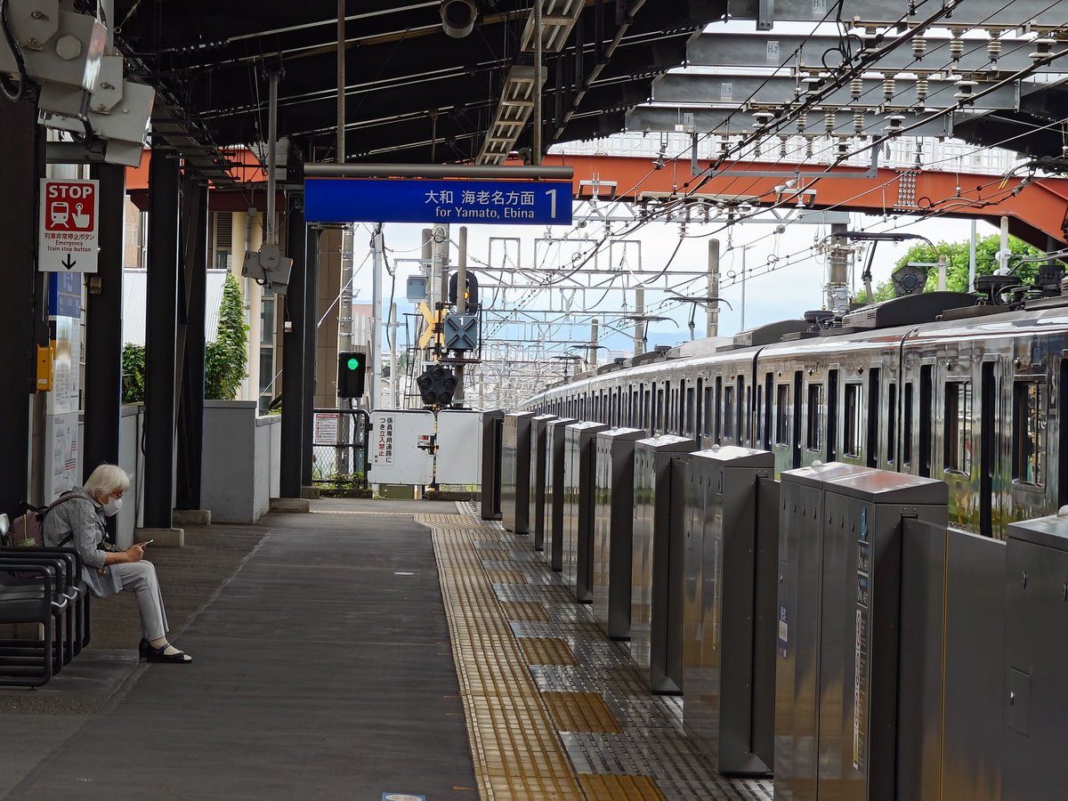 dai6bungei's tweet photo. 【高齢化とか】さみしいホームに見えますが、ラッシュアワーには長い列車が満員に。たぶん今、スマホを見ているあの人が、若いときからずっとそう。 #スナップ写真 #駅 #experia https://t.co/NmRTmBVto3