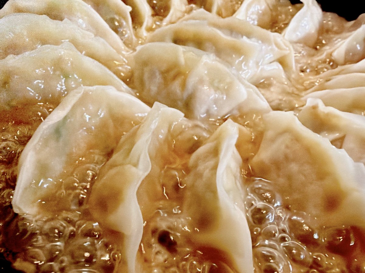 piroclio's tweet photo. 金曜ですが餃子を焼いています♪ https://t.co/skNdVbNqso