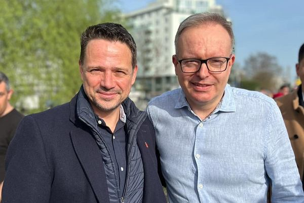 SzJadczak's tweet photo. Może i podlegał ci Szpital Południowy, ale kumplujesz się z prezydentem od szkolnych czasów, więc z roboty musi wylecieć ktoś inny. 
https://t.co/qqd1sELmxO https://t.co/CCHKXFu8ku