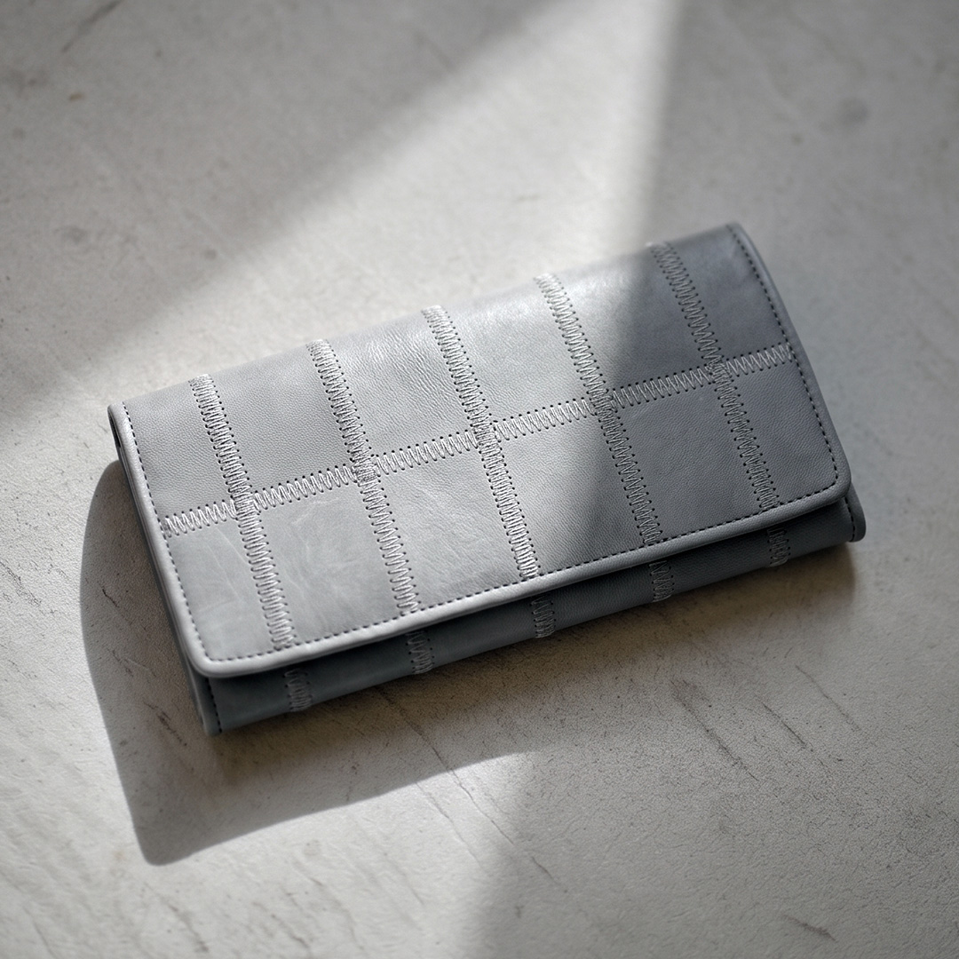 trion_bag's tweet photo. ＼NEW COLOR／
大人気限定カラーGrayが
数量限定で再登場⚾

パネル一枚一枚で異なるグレーの表情を楽しめる、特別感のあるカラーです！

グラブレザーの残革が出にくい希少カラーのため、ぜひお早めにチェックしてくださいね。

🔗商品を詳しく見る
https://t.co/TCJZphnu0q
#TRION https://t.co/FlmQCj7g7Q