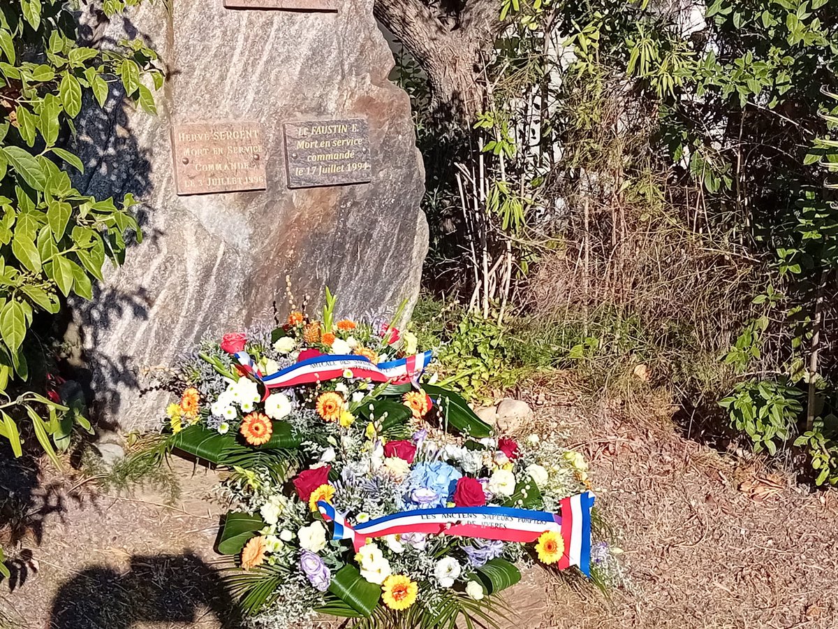 SDIS83's tweet photo. 🇫🇷 Devoir de mémoire 
Moment de recueillement et de commémoration au centre d’incendie et de secours de Hyeres, en hommage à Hervé Sergent, sapeur-pompier volontaire, décédé en service commandé le 03 juillet 1996. 
Nous ne l'oublions pas 🕯 https://t.co/SkMMoSSumQ