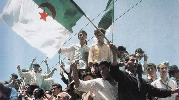 outsidersesp's tweet photo. Un día como hoy de 1962 se proclamaba la independencia de Argelia, tras varios años de lucha armada contra los ocupantes franceses.

Junto a la masa de millones de argelinos, estaban decenas de miles de exiliados españoles que colaboraron con el Frente de Liberación Nacional. Algunos de ellos, engrosarán las filas de lo que posteriormente será el FRAP.

(Publicado originalmente por los compañeros de España en guerra)