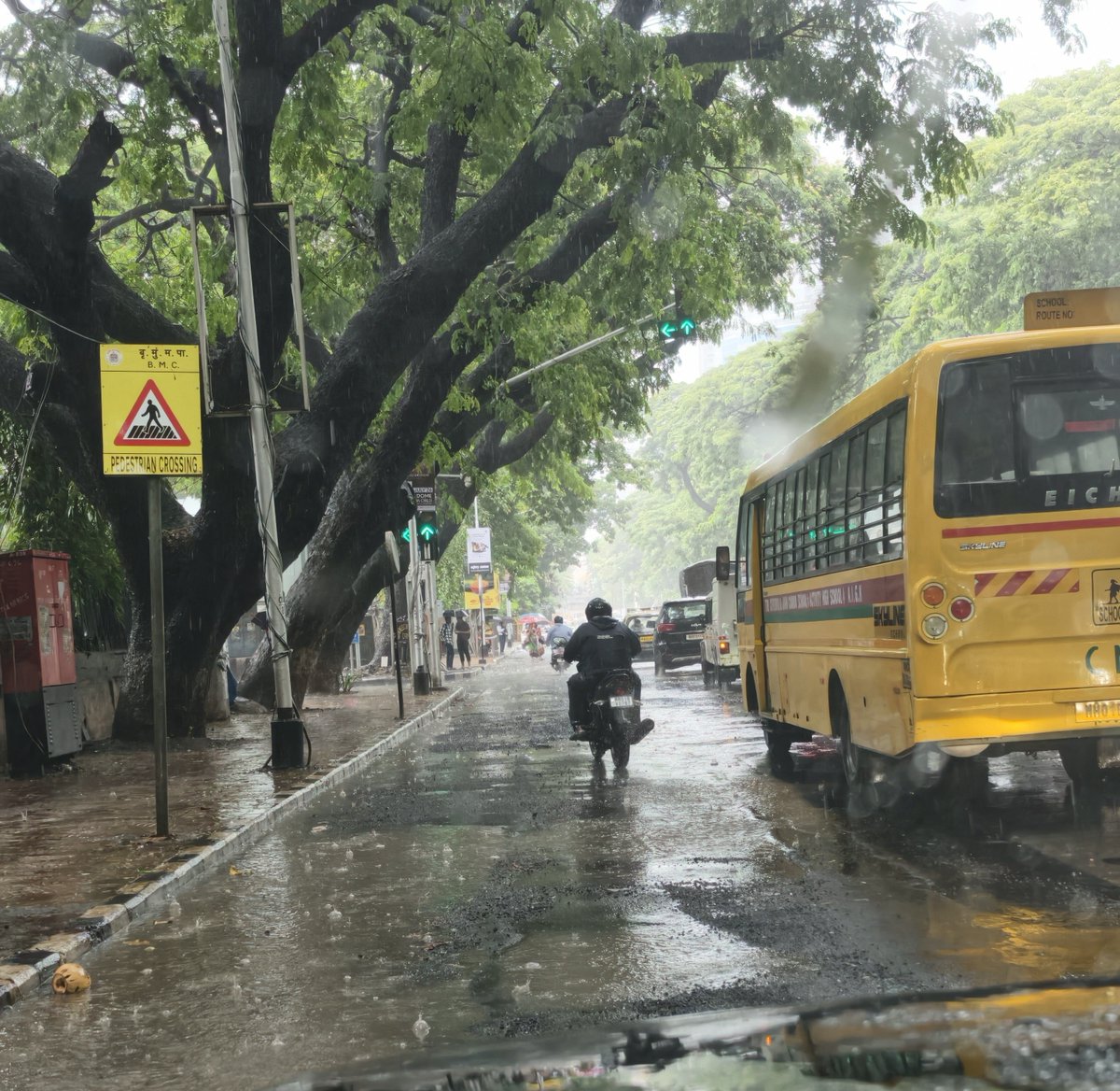 MNCDFbombay's tweet photo. Attn: @mybmc
This entire lane is washed out near SRCC centre for child development, Keshavrao Khadye Marg, Worli.

Please fix.

#MNCDFflyingSquad https://t.co/Oe2bsaLdOX