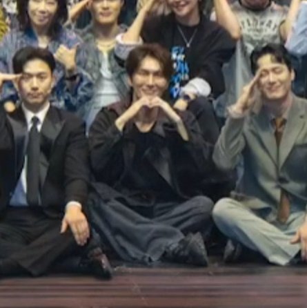 musical_jju's tweet photo. 다들 경례 포즈할때

박은테: 꿋꿋하게 본인만의 하트를 밀고나감

시그니처포즈ㅈㅉ확실하시다 https://t.co/BveP2GpG8x
