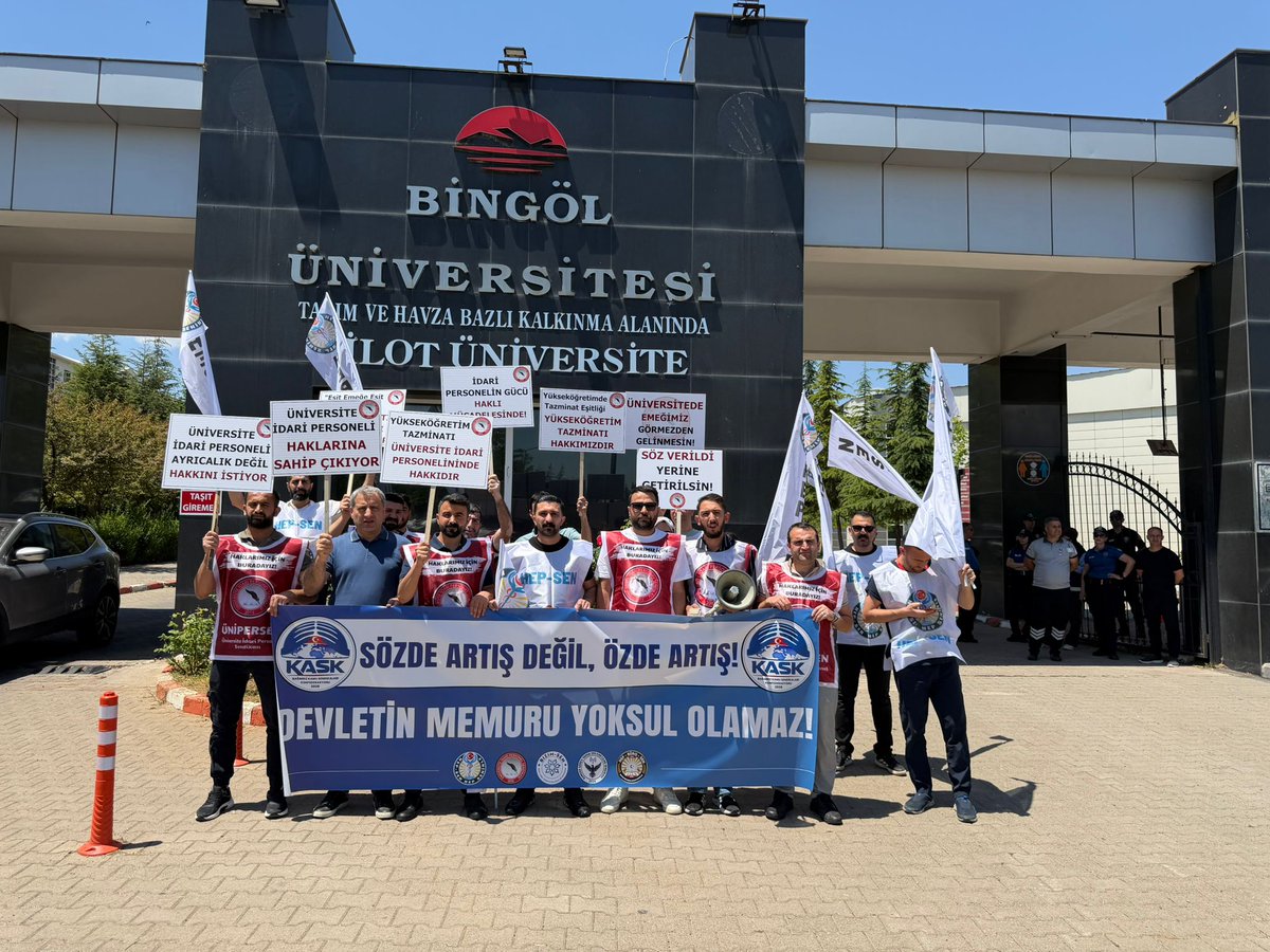 erginergn1's tweet photo. Bugün açıklanan suni enflasyon verileri ile beraber Temmuz maaş zammı 13.51 olarak belirlenmiş. Bizler Bingöl Ünipersen şube ve Bingöl Hepsen şube olarak buna tepki olarak basın açıklamamızı gerçekleştirdik. Yetkili Konfederasyon memur sen @MemurSenKonf memuru sadece enflasyona ezdirmedi , ayrıca resimlerde görüldüğü gibi memuru sahada olmaktan ve hak savunmaktanda kopardı. Bu aslında çok daha vahim bir durum! Memur hakkını istemeye korkar ve umutsuz hala düşmüştür. Yalnız memurda değil , basında aynı şekilde , eylemlerden kaçar olmuş maalesef. Bizler isterdikki orada yüzlerce çalışan ve hala çizgisinin hak olduğunu düşündüğümüz bazı medya temsilcilerininde olmasıydı. İşte yıllardır yetkili sendikanın memura en büyük zararı onu sahadan ve hak talep etmekten soğutması oluşmuştur. Biz @unipersen olarak tekrardan memuru sahaya ve hakkın alınması noktasında mücadeleye davet ediyoruz. @BingolOnline @BingolXHaber @serdarKaan12 @ibrahimguzeluni @ebrutagtekinn @alkanmurat12 @kaskkonf @_aliyalcin_ @egitimsen