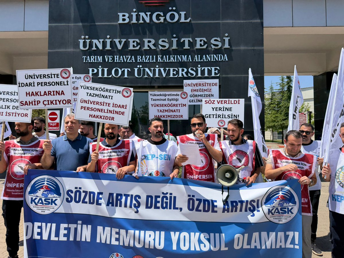 erginergn1's tweet photo. Bugün açıklanan suni enflasyon verileri ile beraber Temmuz maaş zammı 13.51 olarak belirlenmiş. Bizler Bingöl Ünipersen şube ve Bingöl Hepsen şube olarak buna tepki olarak basın açıklamamızı gerçekleştirdik. Yetkili Konfederasyon memur sen @MemurSenKonf memuru sadece enflasyona ezdirmedi , ayrıca resimlerde görüldüğü gibi memuru sahada olmaktan ve hak savunmaktanda kopardı. Bu aslında çok daha vahim bir durum! Memur hakkını istemeye korkar ve umutsuz hala düşmüştür. Yalnız memurda değil , basında aynı şekilde , eylemlerden kaçar olmuş maalesef. Bizler isterdikki orada yüzlerce çalışan ve hala çizgisinin hak olduğunu düşündüğümüz bazı medya temsilcilerininde olmasıydı. İşte yıllardır yetkili sendikanın memura en büyük zararı onu sahadan ve hak talep etmekten soğutması oluşmuştur. Biz @unipersen olarak tekrardan memuru sahaya ve hakkın alınması noktasında mücadeleye davet ediyoruz. @BingolOnline @BingolXHaber @serdarKaan12 @ibrahimguzeluni @ebrutagtekinn @alkanmurat12 @kaskkonf @_aliyalcin_ @egitimsen