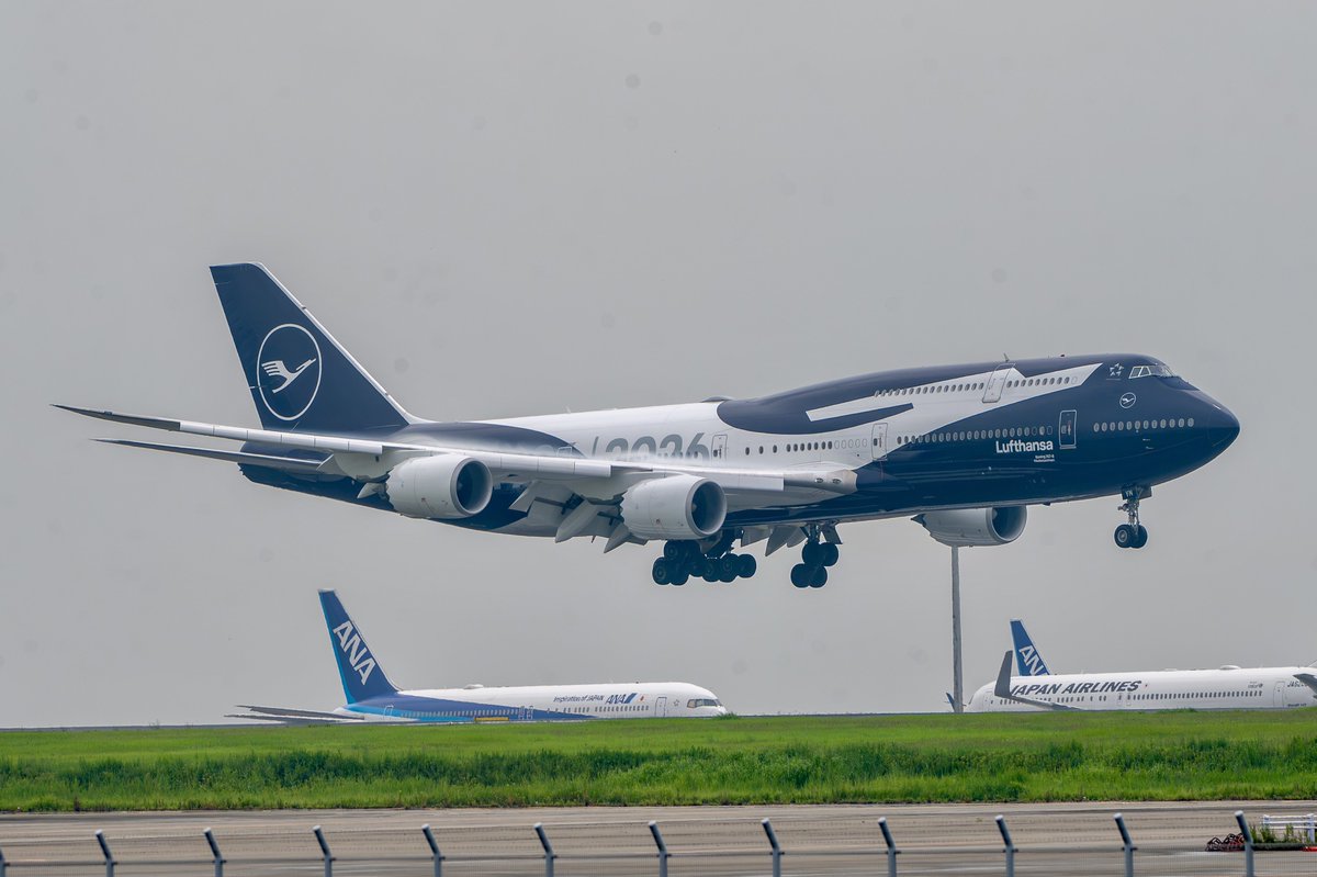 Willow_n0610's tweet photo. 2026/6/26 HND/RJTT
DLH B747-830  D-ABYN
Lufthansa 100th Anniversary Livery
2000形陸送の翌日はちょうど羽田空港に来てた100周年ルフトジャンボを。南風運用だったので京浜島と1タミから。 https://t.co/B68tVxDRji