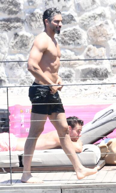 magazinsarmali's tweet photo. Şükrü Özyıldız, Bodrum Gündoğan'da tek başına tatil yaparken objektiflere yansıdı. https://t.co/Z8oN2zpa4q