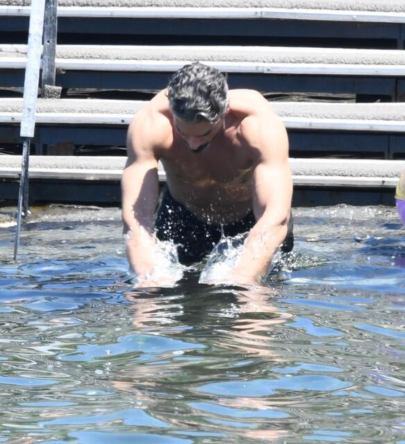 magazinsarmali's tweet photo. Şükrü Özyıldız, Bodrum Gündoğan'da tek başına tatil yaparken objektiflere yansıdı. https://t.co/Z8oN2zpa4q