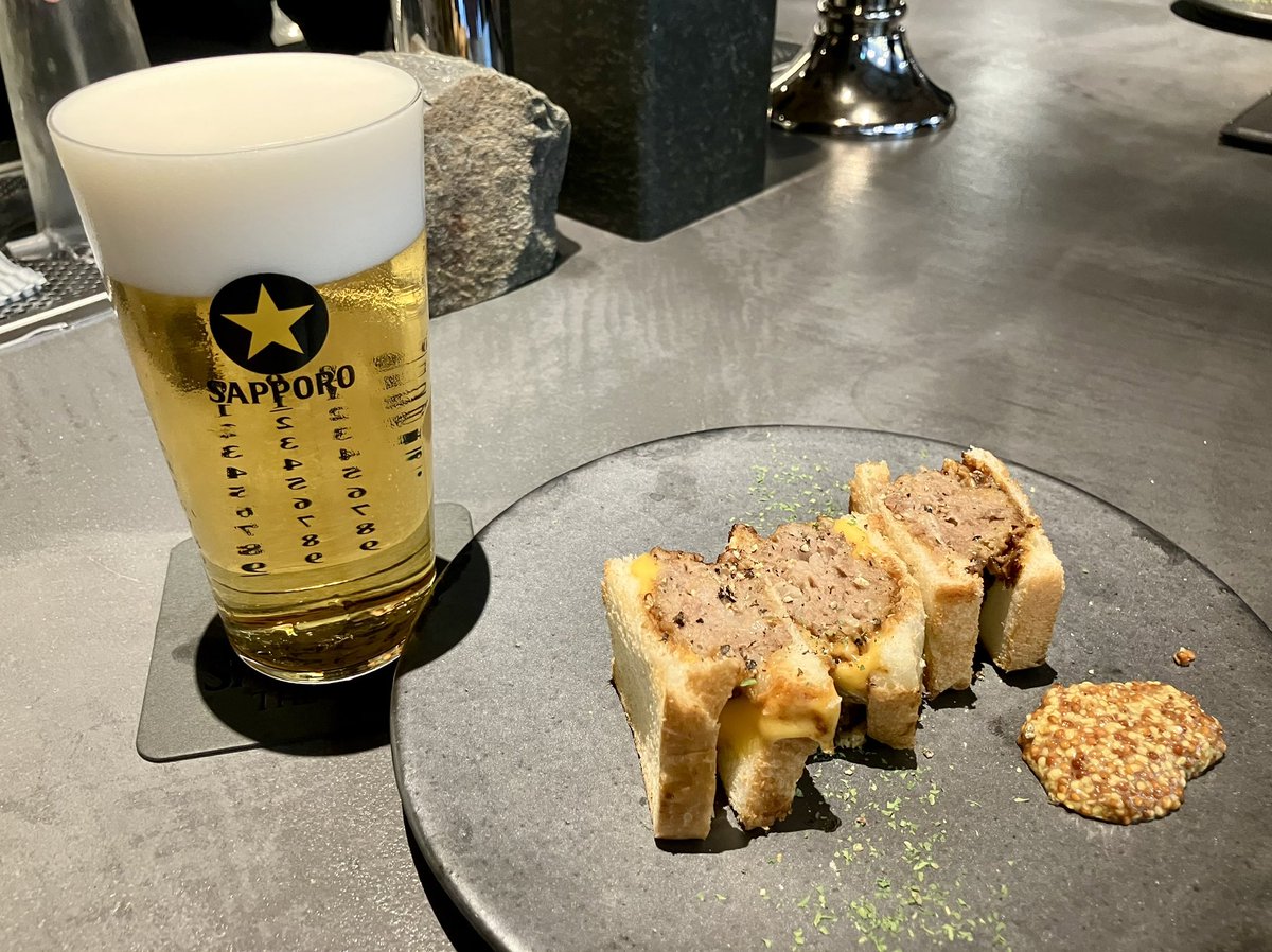 posauny's tweet photo. ずっと楽しみにしてたから仕事はお休みした😊ビールは黒ラベルのみで3種の注ぎわけを楽しめるお店。
なんとか会員になれたのでマイグラスで頂きました🍻ちなみにコースターも専用のものに変わります。
スイングカランのお店が増えて嬉しいー☺️ https://t.co/Tja9eX1Pf3