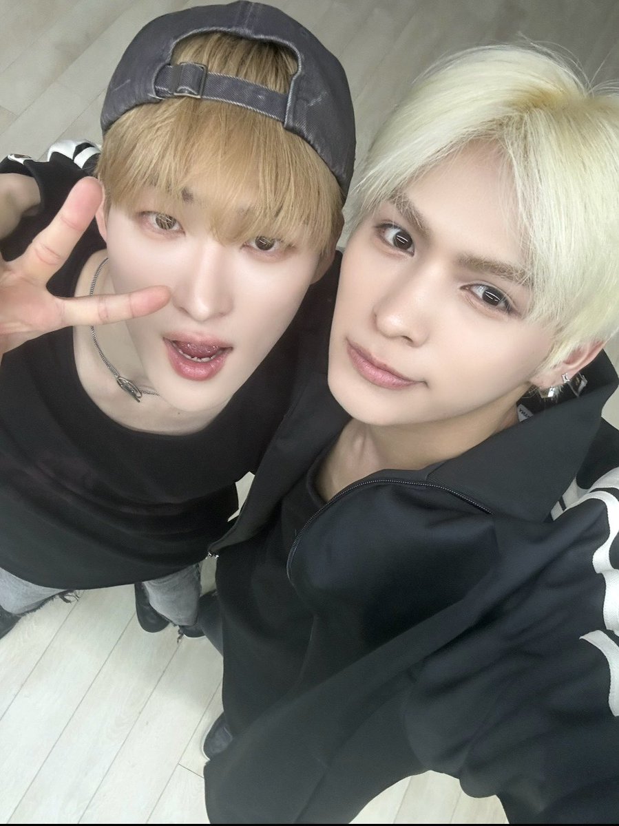 at_ALL_H_OURS's tweet photo. [#마사미]
자기야 생일 정말 정말 축하해
왠지 오늘은 나도 기분이 조아
유민이형 생일이라서 그런가🤭
사랑해 마니~~^^

#ALL_H_OURS #올아워즈
#MASAMI #마사미 https://t.co/Pq224e5auQ