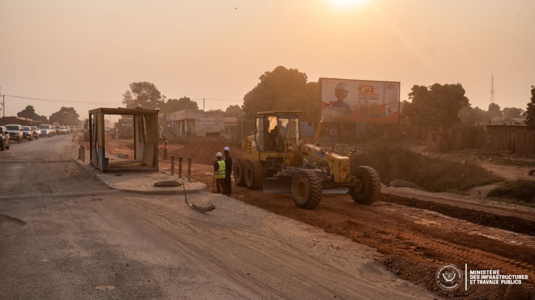 IsralMutombo11's tweet photo. La caravane infrastructurelle « Fatshi Bâtit » a marqué son ultime étape, jeudi 2 juillet 2026, dans la province du Lualaba, où le ministre des Infrastructures et Travaux Publics, John Banza Lunda, a consacré une attention particulière aux défis locaux. Accueilli par la gouverneure Fifi Masuka Saïni, il a tenu une séance de travail centrée sur l’urgence des chantiers régionaux.

À l’issue de cette rencontre, le ministre a réaffirmé la volonté du gouvernement central de répondre aux attentes de la population :
« Le président de la République, Félix Antoine Tshisekedi Tshilombo, travaille sur l’ensemble du territoire national. Le Lualaba a les mêmes droits et les mêmes obligations que toutes les autres provinces », a-t-il rappelé.

Accompagné de ses équipes techniques, John Banza a insisté sur la nécessité de décisions rapides après inspection directe des sites.

RN1 et RN39

Au-delà des artères urbaines, le ministre a souligné l’importance stratégique du désenclavement de la province par la Route Nationale 1 (RN1) et la Route Nationale 39 (RN39), aujourd’hui fortement dégradées. « Nos équipes récoltent activement toutes les données nécessaires afin d’y apporter une réponse durable », a-t-il indiqué.

Point critique de la visite : l’état alarmant du pont Lualaba. Qualifié de « dangereux », l’ouvrage menace directement la continuité des échanges commerciaux.

« C’est une alerte très sérieuse. Si nous n’intervenons pas dans les semaines qui viennent, nous risquons de voir l’économie de notre pays s’arrêter net si ce pont cède », a averti le ministre.

Une inspection technique a été programmée immédiatement, avec la perspective de construire un nouveau pont moderne afin de garantir la fluidité du trafic et l’accroissement des flux économiques.