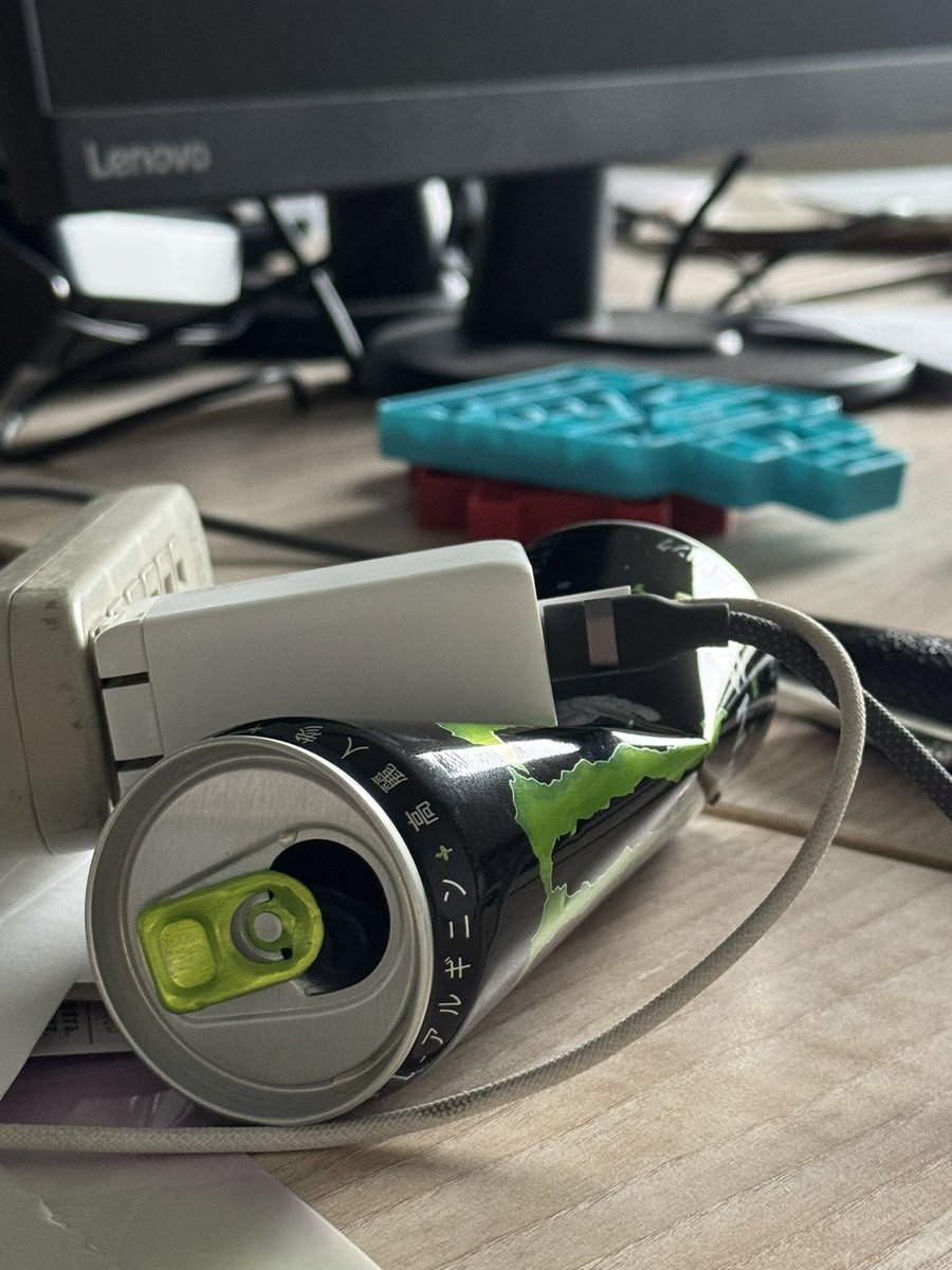 4melt4's tweet photo. 空き缶ヒートシンク代わりにして充電したらめっちゃ効率上がって草 https://t.co/5Qja3wqqNJ