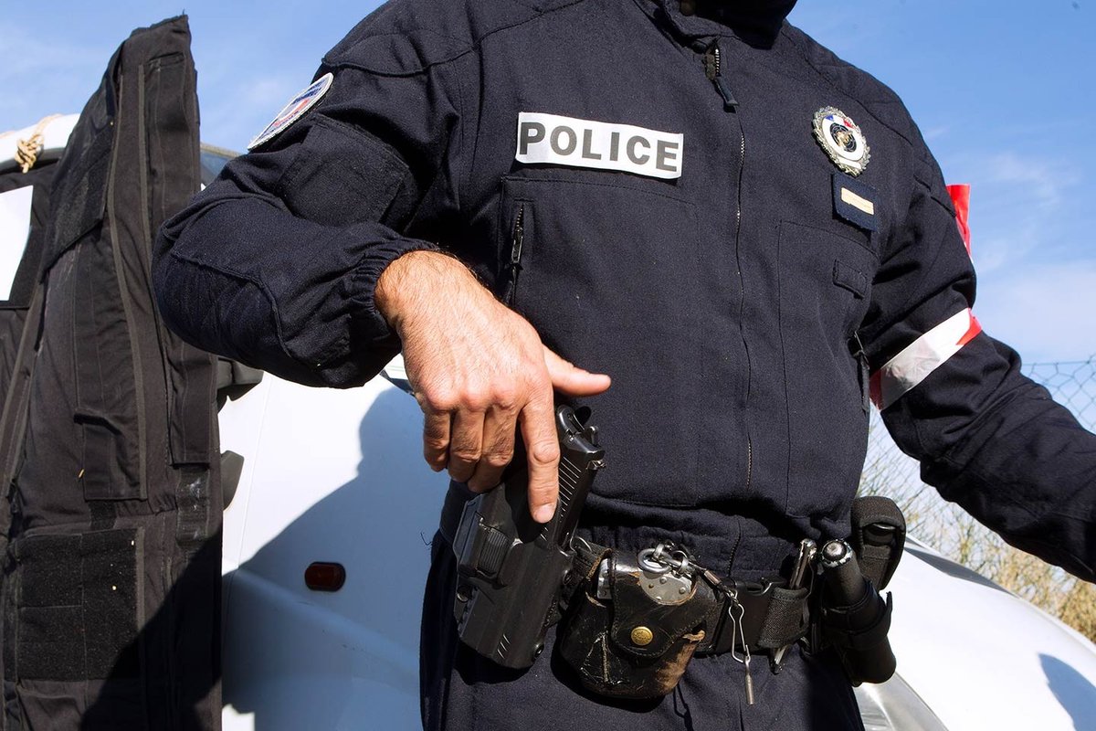 ShadesFrance's tweet photo. 🚨 Une PÉTITION a été lancée contre la proposition de loi instaurant une présomption de légitime défense pour les forces de l’ordre. Elle a pour l’instant recueilli 80.000 signatures sur 100.000

Votée le 7 juillet, ce texte présumerait légal TOUT TIR des forces de l’ordre, même MORTEL, sans besoin de justification systématique