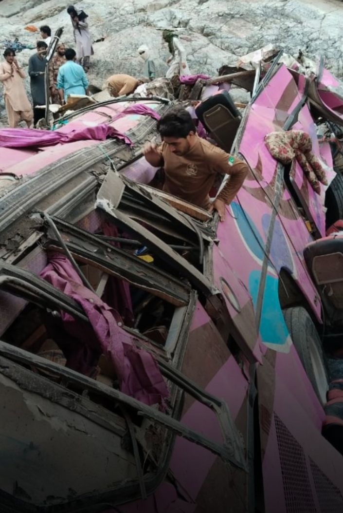 KashmalaMurad37's tweet photo. 🚨🚨🚨Latest Update on Quetta-Peshawar Bus Tragedy:

Tragic road accident in Dana Sar (Sherani district, Balochistan) near the KP border: A New Mukhtar passenger bus plunged into a deep ravine after brake failure this morning. 40 confirmed dead, 8-11 injured (some critical). The overcrowded bus had picked up passengers from a broken-down vehicle en route. Rescue operations complete; investigation underway into the cause.Heartbreaking loss of lives, including women & children.

 #QuettaPeshawar #Balochistan #RoadSafety #Pakistan