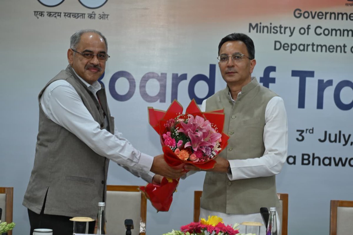 JitinPrasada's tweet photo. केंद्रीय वाणिज्य एवं उद्योग मंत्री श्री @PiyushGoyal जी की अध्यक्षता में विभिन्न राज्यों के माननीय मंत्रिगण , व्यापार और उद्योग निकायों, निर्यात संवर्धन परिषदों और अन्य हितधारकों की भागीदारी के साथ बोर्ड ऑफ़ ट्रेड (BoT) की बैठक में प्रतिभाग किया।

प्रधानमंत्री @NarendraModi जी के नेतृत्व में मिले अभूतपूर्व मौकों का फ़ायदा उठाकर भारत को 2030-31 तक $2 ट्रिलियन एक्सपोर्ट के लक्ष्य तक पहुँचाने, FTAs के बेहतर उपयोग, लॉजिस्टिक्स व कंप्लायंस लागत घटाने और निर्यात इकोसिस्टम को मज़बूत बनाने पर बैठक में सार्थक चर्चा हुई।

'विकसित भारत' बनने के लक्ष्य को हासिल करने के लिए सामूहिक प्रयास करने की आवश्यकता पर भी बात हुई। 🇮🇳

📍वाणिज्य भवन
@DoC_GoI