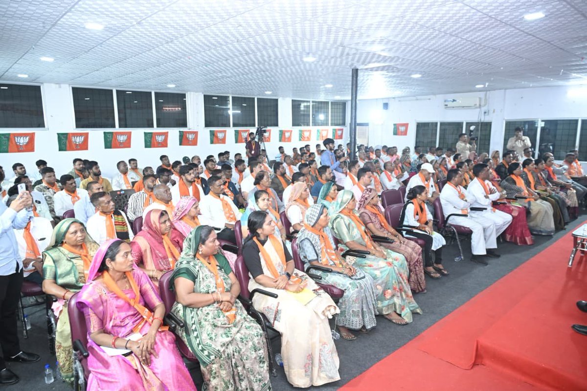 BJPBhaskarBhatt's tweet photo. "મજબૂત બૂથ એ જ મજબૂત સંગઠનનો આધાર."
પ્રદેશ અધ્યક્ષ શ્રી @ijagdishbjp વિશ્વકર્માએ આજે શહેરા વિધાનસભામાં આયોજિત 'બૂથ સંવાદ' કાર્યક્રમમાં ચૂંટાયેલા જનપ્રતિનિધિઓ, સંગઠનના હોદ્દેદારો અને કાર્યકર્તાઓ સાથે સંવાદ કરી સંગઠનને વધુ સશક્ત બનાવવા માર્ગદર્શન આપ્યું.
#One_Day_One_Assembly https://t.co/xedoNM8fgn