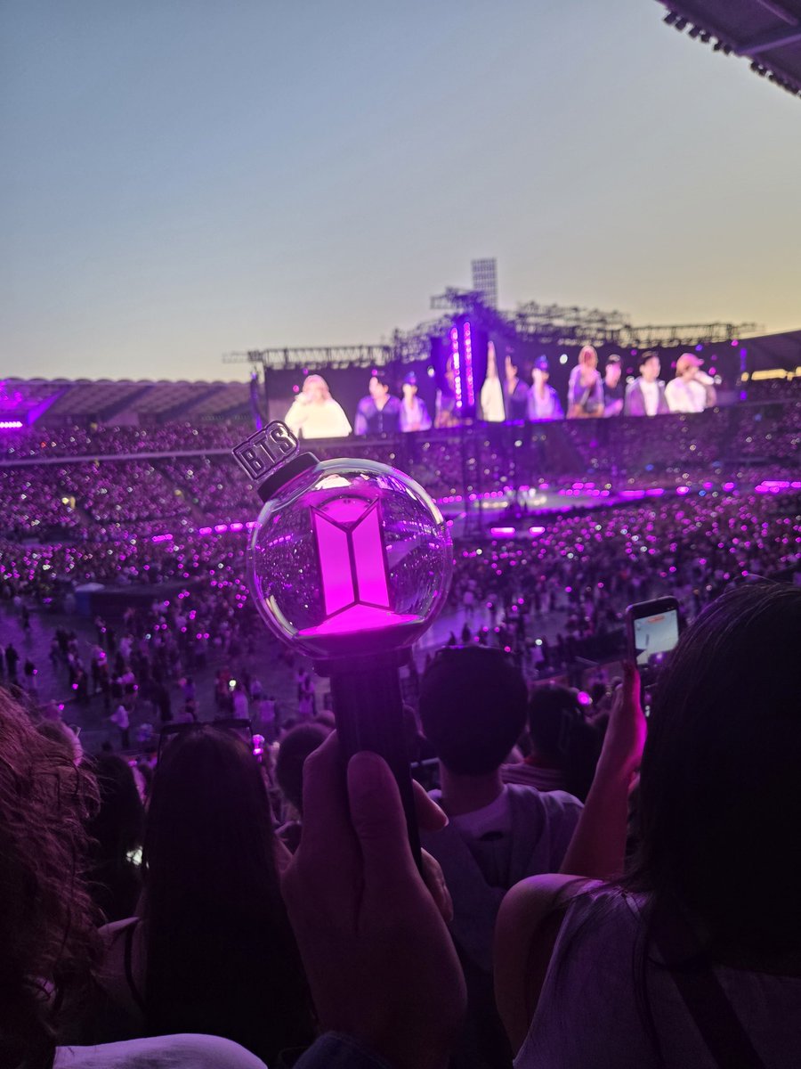 ceeistheename's tweet photo. Went to se my bangtan boys in brussels both days! Got last min ticket for d1 &amp; i truly feel blessed. It was beyond amazing, I'm lost for words. Their live vocals are actually insane &amp; unreal! Even though I'm broke now it's so worth it. I saw bts &amp; I'll never forget it! 💜 https://t.co/bTI7pJ1lxk