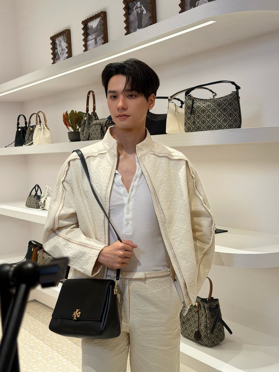 midnightsunq's tweet photo. KENG TORY BURCH AT ICONSIAM
#ToryBurchxKengHarit

.               ลงเอง             vs.       แม่แท็ก https://t.co/x6SFWce4AJ