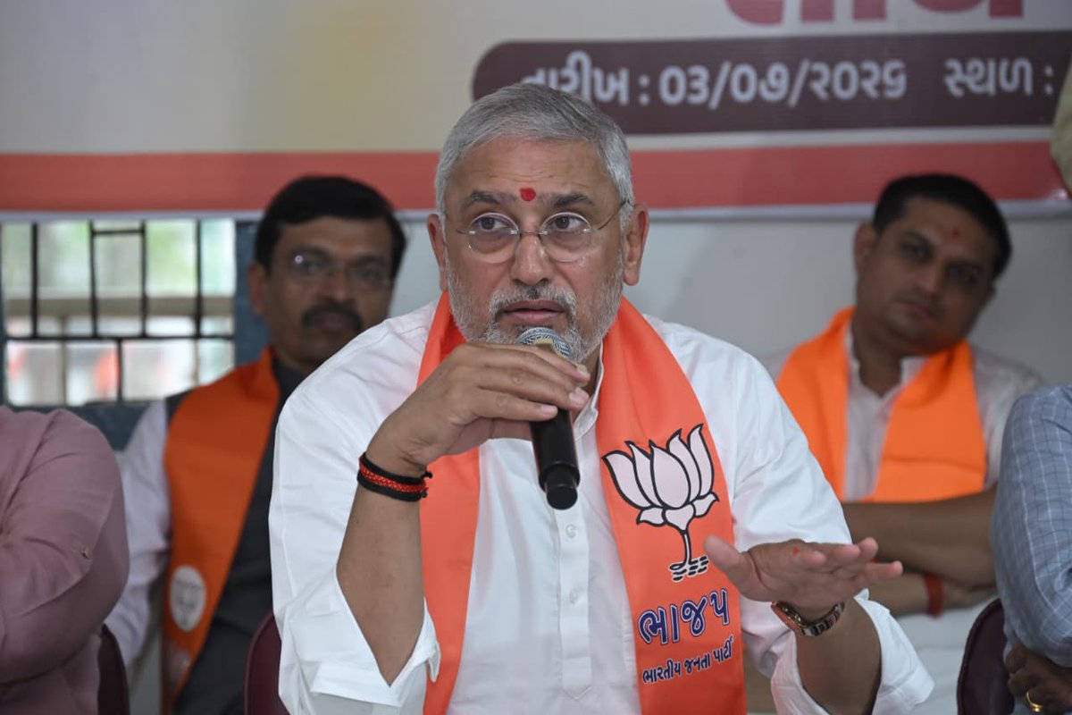 BJP4Gujarat's tweet photo. પ્રદેશ અધ્યક્ષ શ્રી @iJagdishBJP એ આજે શહેરા વિધાનસભાના પ્રવાસ દરમિયાન વરિષ્ઠ આગેવાનો સાથે બેઠક યોજી અને તેમની સાથે સંવાદ સાધ્યો.
#One_Day_One_Assembly https://t.co/7vCfB1vL9c