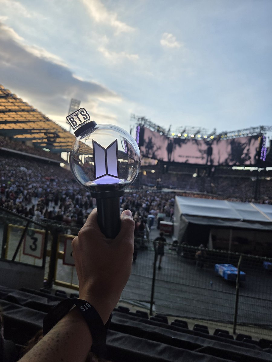 ceeistheename's tweet photo. Went to se my bangtan boys in brussels both days! Got last min ticket for d1 &amp; i truly feel blessed. It was beyond amazing, I'm lost for words. Their live vocals are actually insane &amp; unreal! Even though I'm broke now it's so worth it. I saw bts &amp; I'll never forget it! 💜 https://t.co/bTI7pJ1lxk