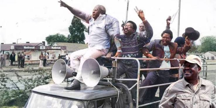 TheKenyansX's tweet photo. 7th July, 1990/2024:

Defying the government's security blockade, thousands of citizens flooded the streets to demand multi-party democracy.
The spirit of Saba Saba was renewed as Gen-Z demanded government accountability and justice for victims of recent police brutality. https://t.co/EliQz0RlR7
