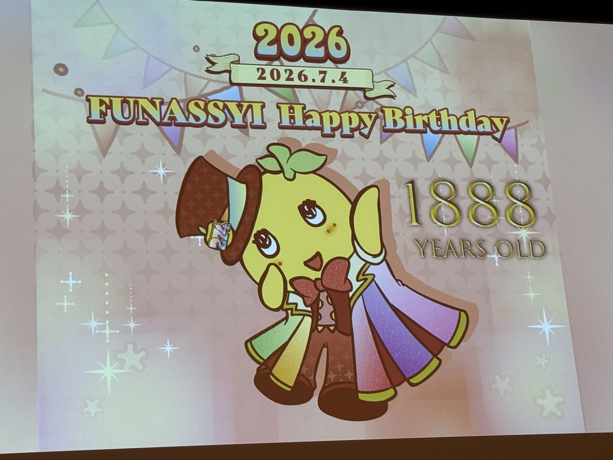kakeru666p's tweet photo. 今日は1日早いふなちゃん💛1888歳の🎂イベント✨
お初のホールは来るのが大変だけど、神席なので頑張った(笑) https://t.co/kOkgNOzugP