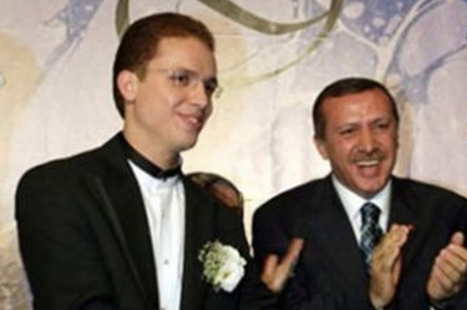 tmuhalefet24's tweet photo. İyi Babalar!

Deniz Göktaş’ın şu an gözaltında olmasının bir diğer nedeni ise Cumhurbaşkanı Erdoğan’ın oğlu Ahmet Burak Erdoğan’ın trafikte sanatçı Sevim Tanürek’in ölümüne neden olduğu ve ceza almadığı olayı gündeme taşımasıdır. https://t.co/3raFa3eNIU