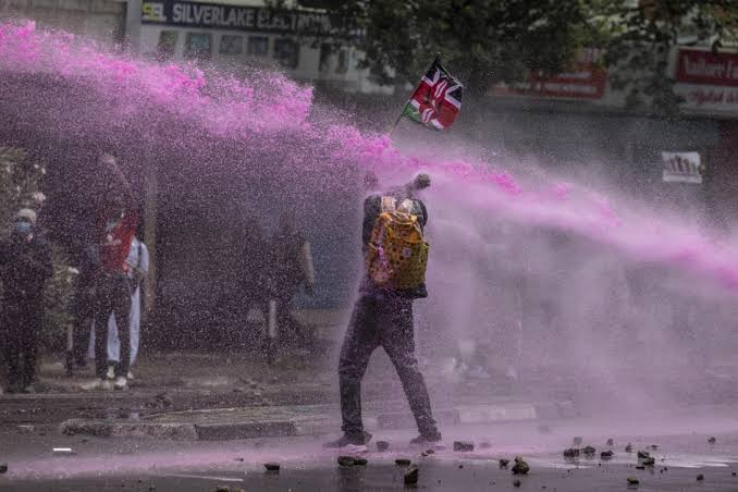TheKenyansX's tweet photo. 7th July, 1990/2024:

Defying the government's security blockade, thousands of citizens flooded the streets to demand multi-party democracy.
The spirit of Saba Saba was renewed as Gen-Z demanded government accountability and justice for victims of recent police brutality. https://t.co/EliQz0RlR7