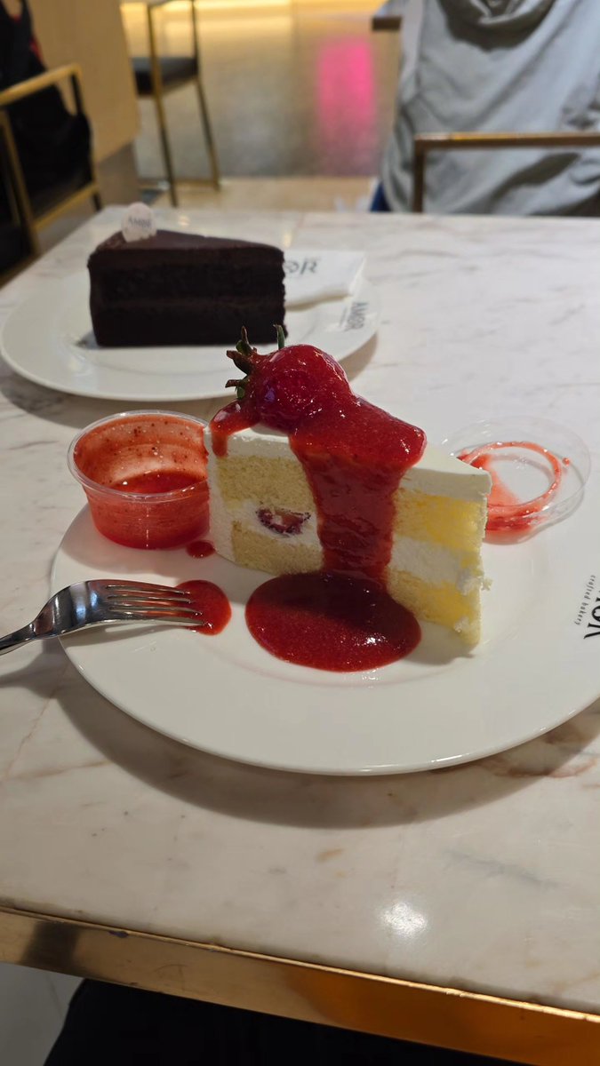 _sSODAs_'s tweet photo. พาจิ๋วมากินเค้กคับ เป็นมาทิลด้าเค้กกับสตรอว์เบอร์รี่ชอร์ตเค้ก 

.ตัวสตรอว์เบอร์รี่ชอร์ตเค้กคือดีมาก แยมเปรี้ยวตัดเลี่ยนสุด ฟินนน~ ꒰ ˶ᵔ ᵕ ᵔ˶ ꒱

#Zonata #ซนทุกมุมโลก https://t.co/NE5vyVnd1c