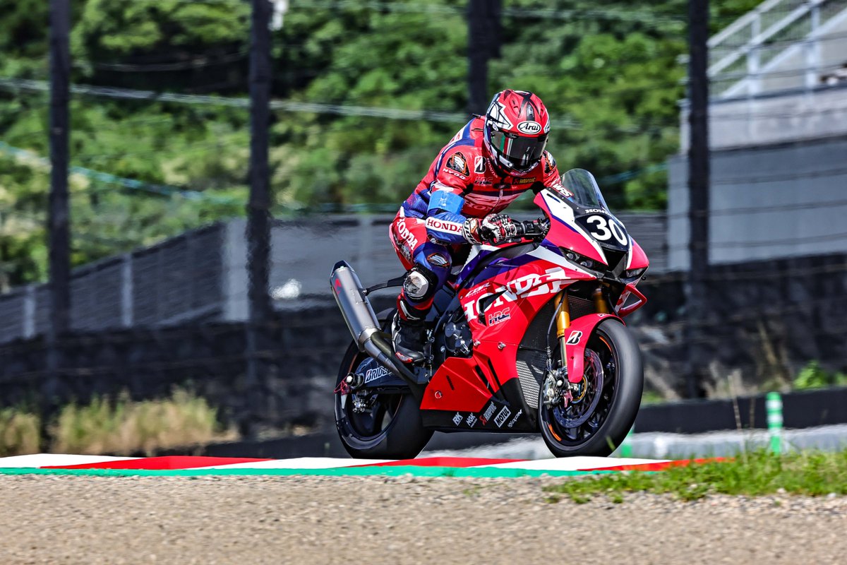 HRCのカラーリング、ウイングレッド付近にHONDAロゴあるから初見では赤