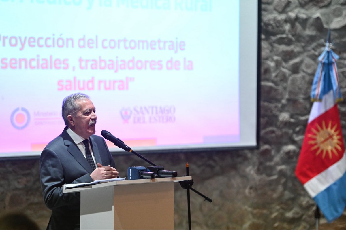 EliasSuarezSDE's tweet photo. La salud pública se fortalece donde más se la necesita 👨‍⚕️🧑‍⚕️

En el Día del Médico Rural rendimos homenaje a quienes, con vocación, compromiso y una enorme calidad humana, eligen estar cerca de cada santiagueño, llevando atención, contención y esperanza a cada rincón de nuestra provincia.

Tuve el honor de reconocer a médicas y médicos que, con su trayectoria y entrega, son un ejemplo de servicio y compromiso con sus comunidades.

Desde el Gobierno de Santiago del Estero renovamos nuestro compromiso de seguir fortaleciendo un sistema de salud público, federal y con profundo arraigo territorial, acompañando a quienes todos los días trabajan para garantizar el acceso a la salud, tanto en las zonas rurales como en los grandes centros urbanos.

Mi reconocimiento también a todo el equipo de salud que sostiene con esfuerzo y dedicación este servicio esencial.