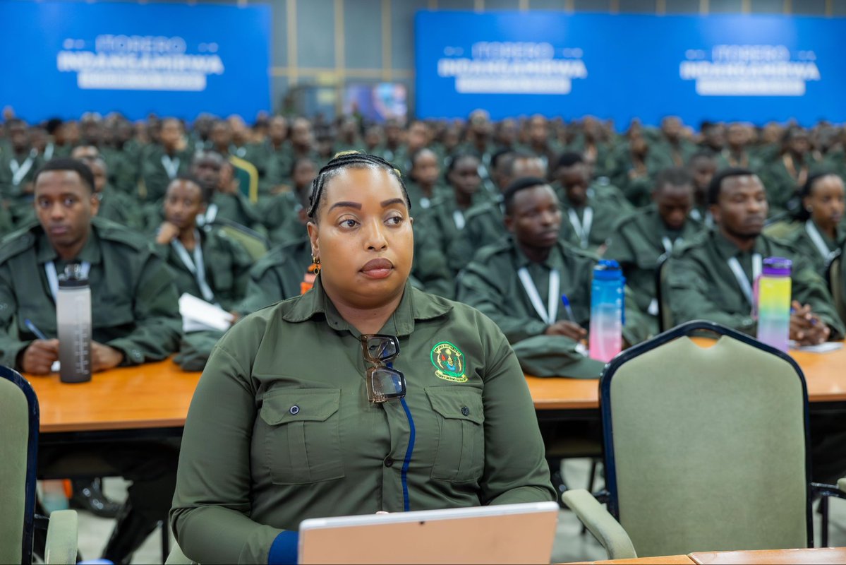 UnityClubRw's tweet photo. “Indangamirwa yitandukanya n’ingengabitekerezo ya jenoside. Nusanga umuntu akora ibyaha, yiba, yangiza ibikorwa remezo n’ibindi bintu by’inyungu rusange ugaceceka ntabwo uzaba uri Indangamirwa. Inshingano mufite nk’Indangamirwa ni ukwimakaza indangagaciro na kirazira by’umuco nyarwanda kandi amasomo muzigira hano mukazayasangiza n’abandi batari hano.” – Uwacu Julienne.

#Indangamirwa16