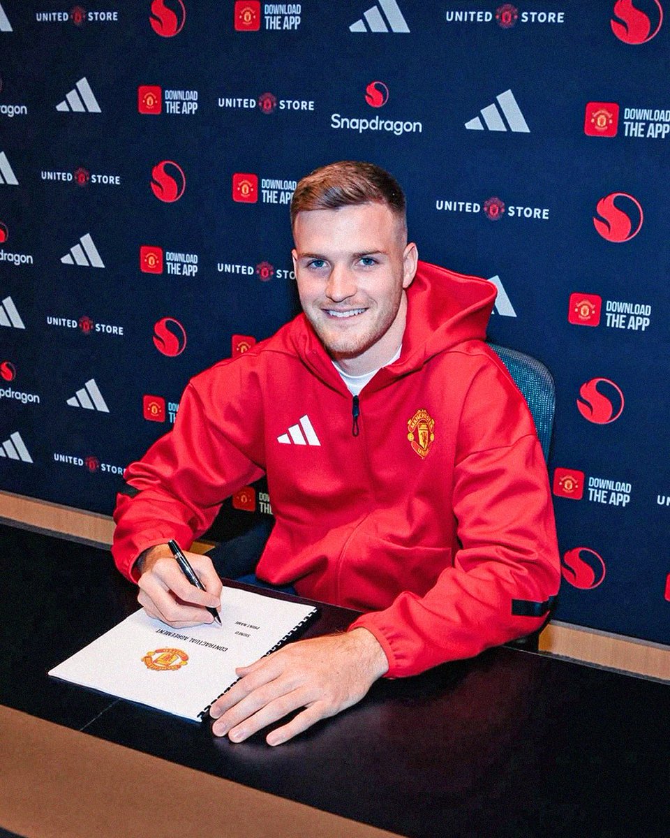 WorldinMotion_'s tweet photo. Goalkeeper Dermot Mee has signed a 2-year contract extension at Manchester United ✍️🔴

#MUFC https://t.co/RaIMH1KcnF