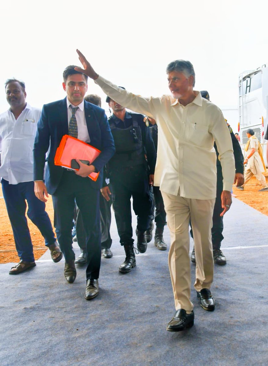 JaiTDP's tweet photo. కుప్పంలో వివిధ పరిశ్రమలకు శంకుస్థాపనలు, ఎంఓయూలు కుదుర్చుకున్న అనంతరం సభలో ప్రసంగించిన ముఖ్యమంత్రి చంద్రబాబు నాయుడు గారు.
#ChooseSpeedChooseAP 
#CBNInKuppam 
#ChandrababuNaidu 
#AndhraPradesh https://t.co/kLf2kSsW3O