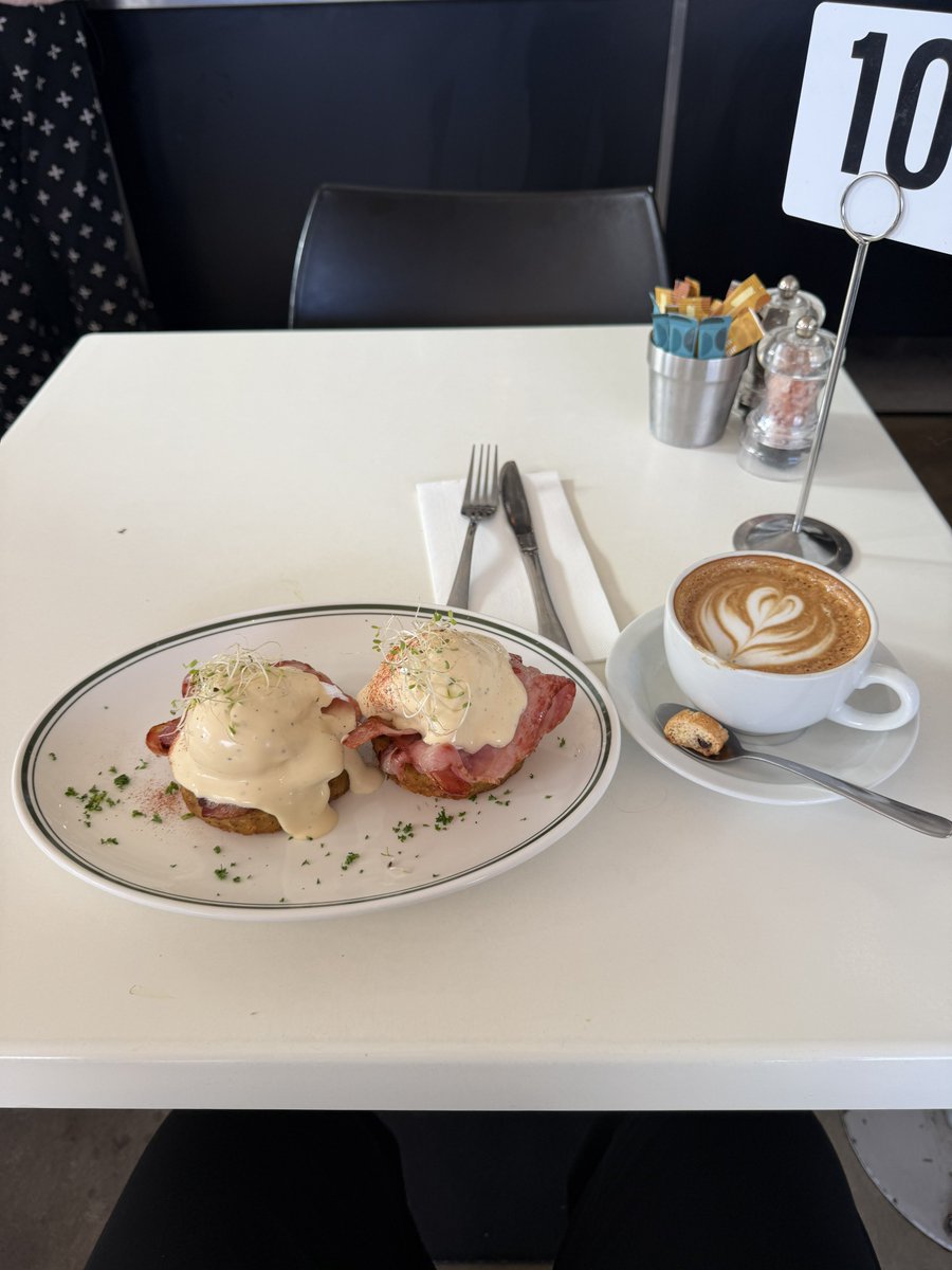 mutsui_m's tweet photo. ロトルア観光行った時に寄った人気らしいカフェで食べた、人生初のエッグベネディクト。ガチで美味しかった。
7/22〜9/9で日本に帰ります。ニュージーランドに戻ってからは、クライストチャーチにお引っ越し！ https://t.co/pSKk1euLDy