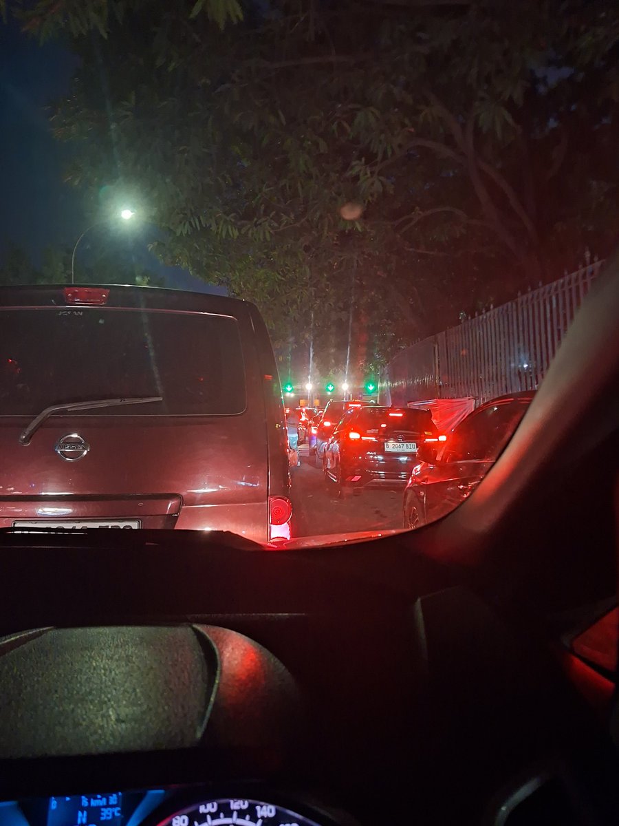 apalukhh's tweet photo. dari dulu ampe sekarang masuk prj selalu macet ampe berjam jam anj https://t.co/XnkMnclaH9