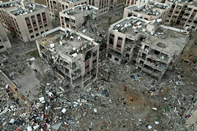 harisalbah's tweet photo. الدمار لا يقتصر على الحجر فقط، بل يمتد إلى الذكريات والأحلام ومستقبل أجيال كاملة وجدت نفسها في مواجهة ظروف استثنائية وقاسية، في وسط عربي بين متخاذل وجبان ومتواطئ.

#1000DaysOfGenocide
#غزة_1000يوم_من_الابادة
https://t.co/0K0bp5VXXX