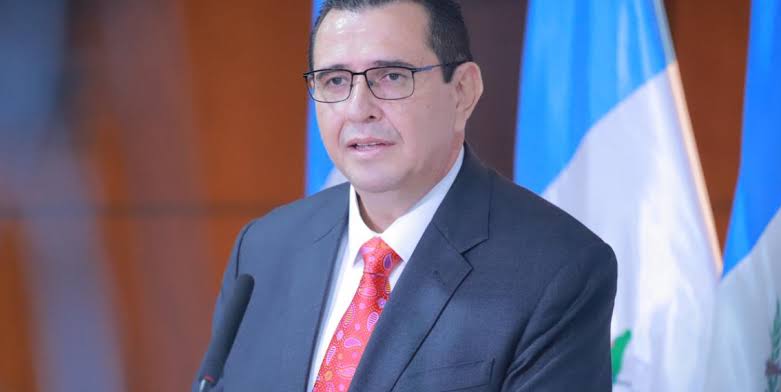 Ricigt1's tweet photo. ⚖️🇬🇹 El fiscal general Gabriel García Luna afirmó que la reconstrucción del Ministerio Público no será suficiente si Guatemala no fortalece la independencia judicial.

🗣️ El jefe del MP considera necesario replantear la elección de magistrados, revisar los períodos de las altas cortes y avanzar en una reforma estructural del sistema de justicia para evitar influencias políticas.

📌 Además, aseguró que continúa la depuración interna del MP con evaluaciones, destituciones y una reorganización de fiscalías para fortalecer la carrera fiscal y mejorar las investigaciones.