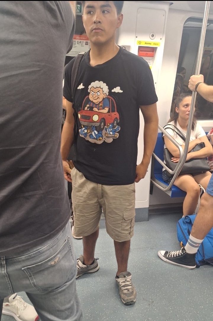 PericoAdmirable's tweet photo. ‼️URGENT🚨
Algú coneix aquest noi?  Li ha tocat el cul a una noia al metro i volem posar-li una denúncia. Si us plau difusió! #feminismo #noesno #podemos @sanchezcastejon https://t.co/fUnN3pg8Tl