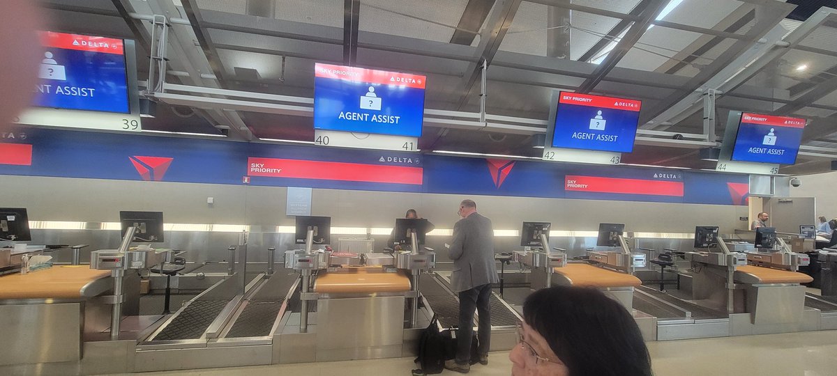 CallawayApexPro's tweet photo. @AssistDelta welcome to DTW, 1 agent sky priority. 50 in line https://t.co/QdtsOUvH6F