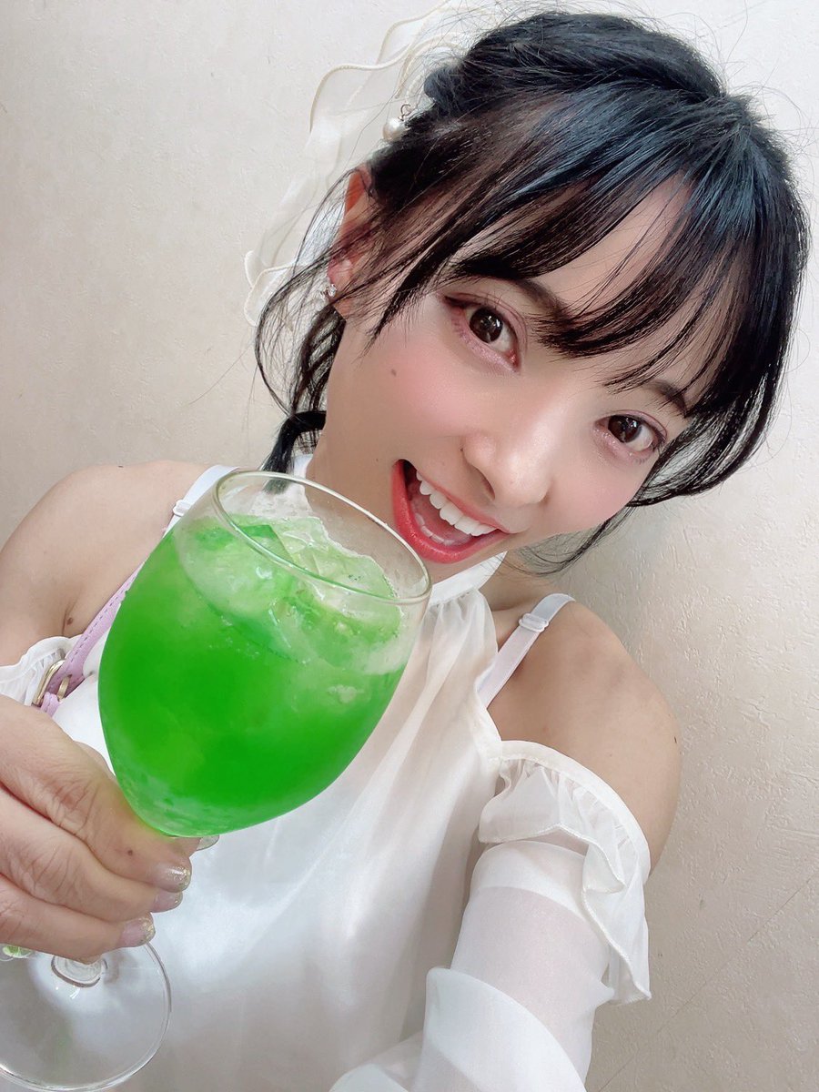 artisthitomi's tweet photo. ワンマン明け一発目のお銀座LIVE‼️
UHHDのみんなに会えて
なんかいつも以上にめちゃくちゃ嬉しかった❣️

アコースティックな雰囲気✨と思いきや、、
エレキゴリゴリの亜子さんの主催なわけで
そんなこともなく‼️‼️
暖かい雰囲気の中、亜子さんの甲賀忍法帖でガチ打ち(o🪄 ˘ω˘)o🪄(o🪄 ˘ω˘)o🪄

楽しかった💕

終演後にみんなでメロンソーダで乾杯したよ✨

さて、明日は冠👑ラジオの公開収録でぇす🔥メッセージまだ間に合うよー❣️