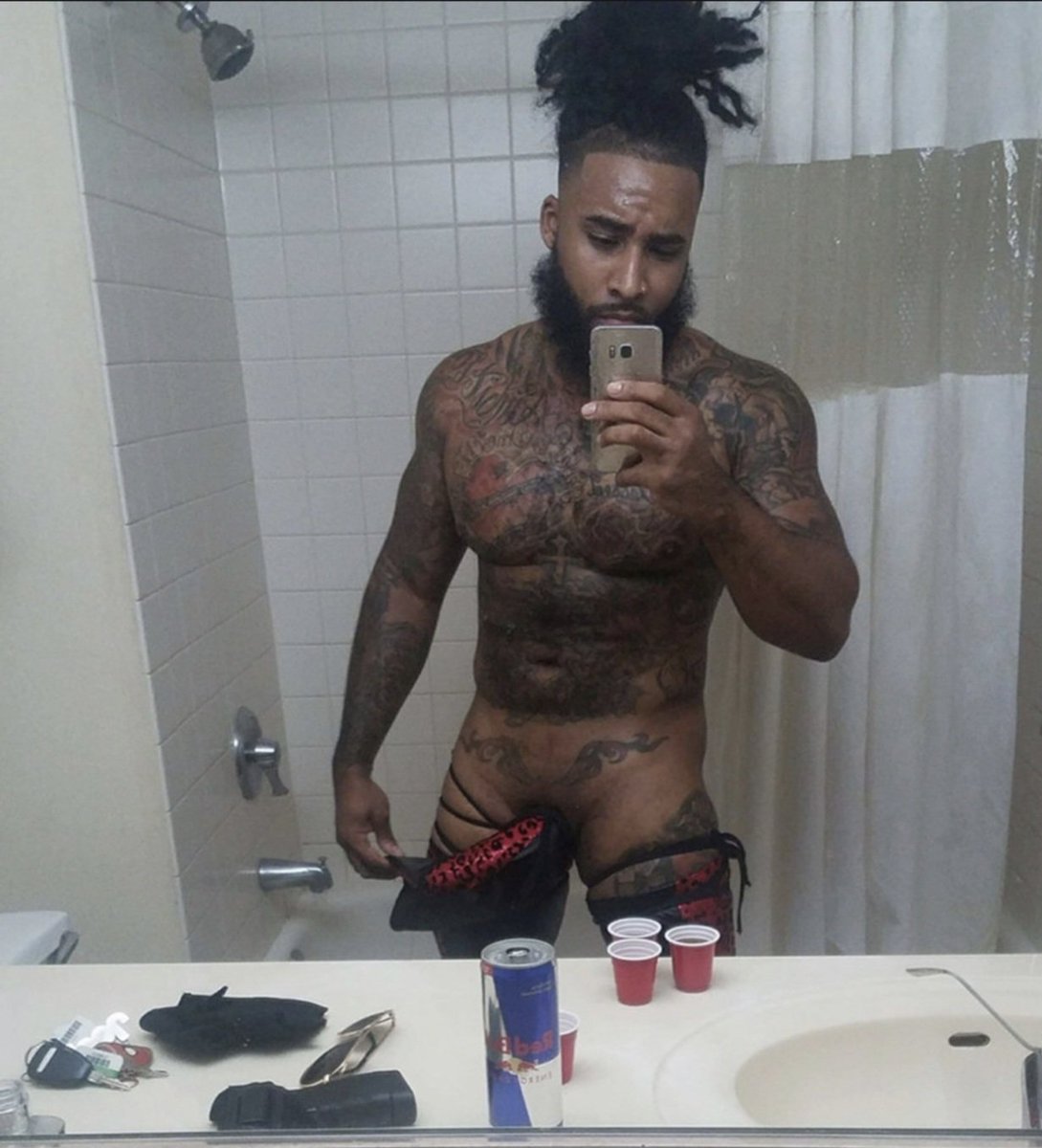 Maleeyecan53414's tweet photo. Happy Friday
#blacktwitter #blackmen #thuggish #thugshit #BBC #nakedfitness #damnhefine #beautifulmen #beautifulblackmen #EyeCandy #menwithtatoos #menofcolor #sexyblackmen #fineblackmen #Chocolatemen #maleeyecandy https://t.co/hIMgBs5WzU