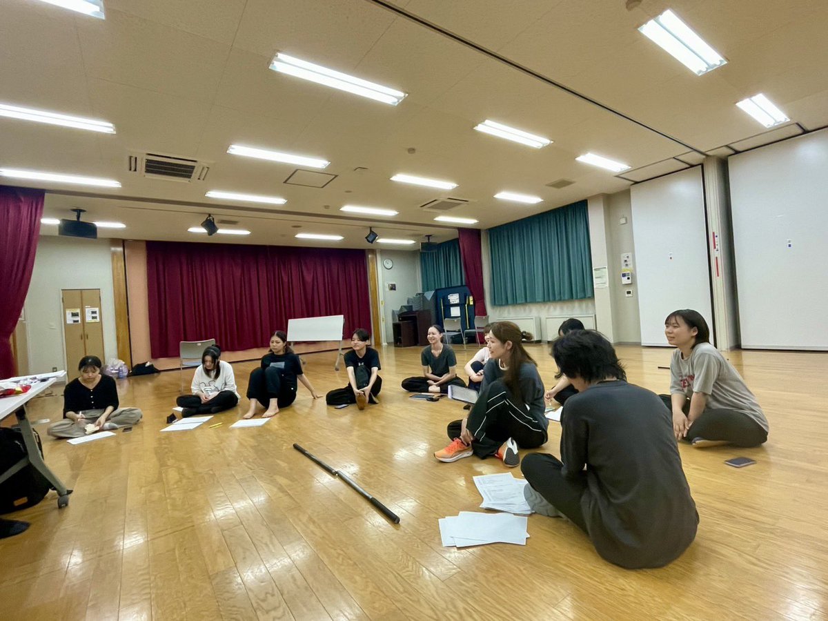 gekidanrei's tweet photo. #劇団怜
 #ガルノヴァ 
前半を通して作品の流れを確認。
シーンの繋ぎを丁寧に磨きながら、新しい笑いもプラス✨
振り返りでは代表のユーモアのあるディレクションに稽古場中が大爆笑！

笑いも熱量もパワーアップした今作品をお楽しみに💫

ご予約はこちら↓
https://t.co/2T33cqUBWm https://t.co/KPpwhlfrMj